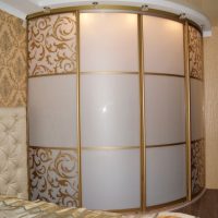 Ornements dorés sur les portes d'armoires en verre