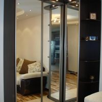 Armoire noire sur un sol lumineux