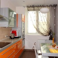 Cocina lineal con fachadas naranjas