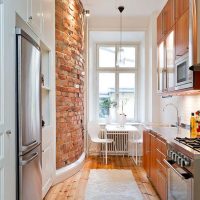 Piso de madera en una cocina estrecha y luminosa