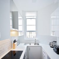 Cocina blanca con fachadas acrílicas