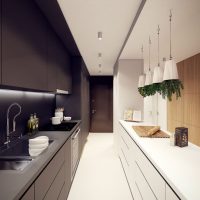 La combinación de blanco y negro en una cocina larga.