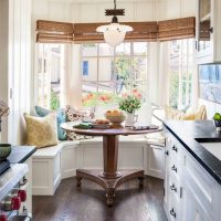 Comedor en una ventana mirador de la cocina