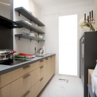 Estantes abiertos en el interior de la cocina.
