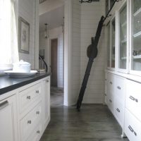 Cocina con armarios altos en una casa privada.