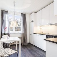 Cortinas grises en una cocina blanca