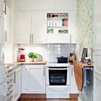 Mesa plegable en la pared de una cocina estrecha