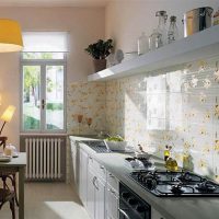 Azulejo con flores en un delantal de cocina