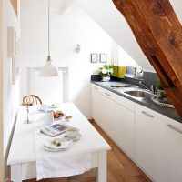 Estrecha cocina en el ático de una casa de campo