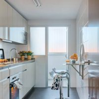 Estrecha cocina con puerta al balcón.