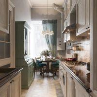 Estrecha cocina de estilo provenzal