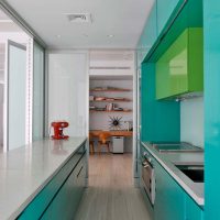 Muebles de cocina con fachadas turquesas.