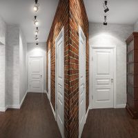 Intérieur d'un couloir lumineux avec des éléments de grenier