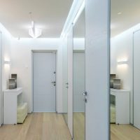 Éclairage lumineux dans un couloir sans fenêtre