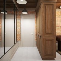 Un meuble en bois au lieu d'une cloison entre le couloir et le salon