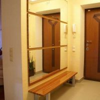 Trois miroirs sur un mur du couloir