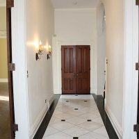 Plancher de porcelaine dans un couloir étroit