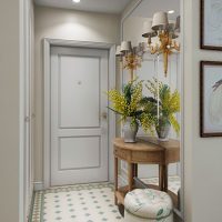 Vase avec des fleurs fraîches sur un piédestal dans le couloir