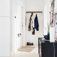 Pierre noire dans un couloir blanc