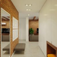 Grand miroir sur un mur de briques