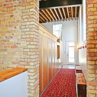 Tapis variés sur le sol d'un couloir étroit