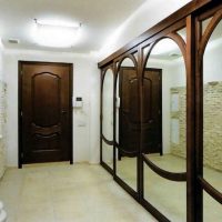Statue en face des murs en miroir du couloir