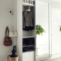 Armoire étroite pour vêtements d'extérieur