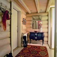 Hall d'entrée étroit dans une maison en rondins