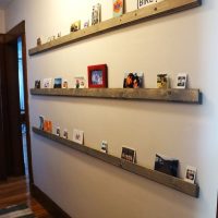 Longues lattes pour les décorations sur le mur du couloir