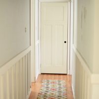Porte beige au bout du couloir