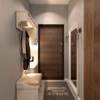 Chaussures pour hommes sur le sol d'un couloir étroit