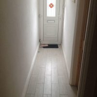 Tapis noir devant la porte d'entrée