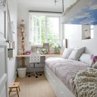 Chambre d'enfants étroite avec lit superposé