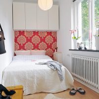 Lit blanc dans une chambre étroite pour une fille