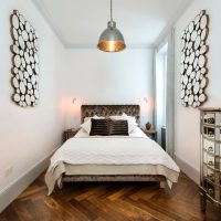 Parquet en bois dans une chambre allongée