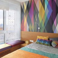 Papiers peints avec des motifs géométriques sur le mur de la chambre