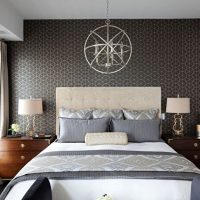 Papier peint gris sur le lit