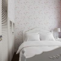 Chambre lumineuse avec papier peint à fleurs