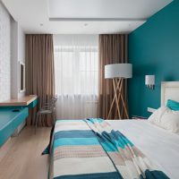 Rideaux marron sur la fenêtre étroite de la chambre