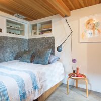 Étagères intégrées sur un lit étroit