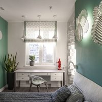 Un bureau devant la fenêtre de la chambre
