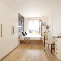 Chambre blanche avec fenêtre à la fin