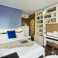 Papier peint bleu à l'intérieur de la chambre
