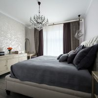 Lustre en cristal au plafond plat