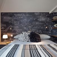 Tableau noir sur la tête du lit