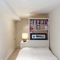 Longue chambre aux couleurs vives