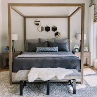 Cadre en bois sur lit gris