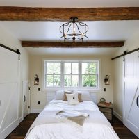 Portes coulissantes dans une chambre étroite
