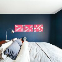 Image modulaire sur le mur sombre