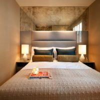 Mur de miroir sur un lit étroit